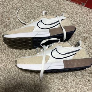 Excellent condition. Nike Sz 8 Fontanka Waffle sneaker